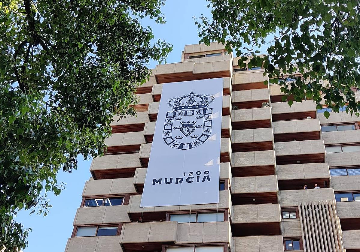 La lona, ya instalada, este miércoles por la mañana.