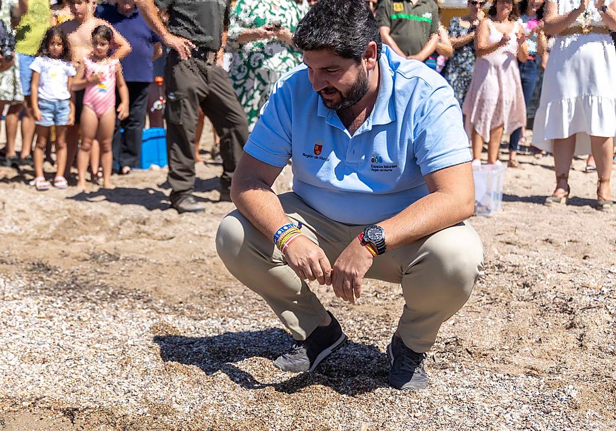 Fernando López Miras observa el agua de la playa en una imagen de archivo.