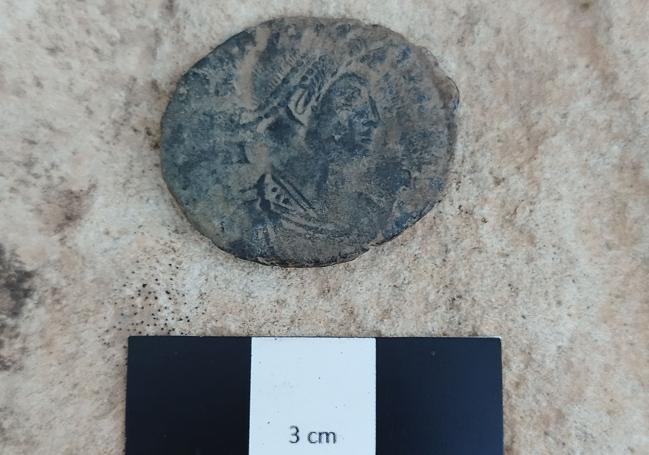 Nummus de Constancio II acuñado en Arlés entre los años 350-353 d.C.