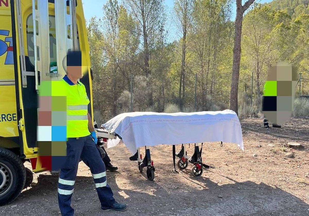 El personal sanitario que acudió para atender y trasladar al herido.