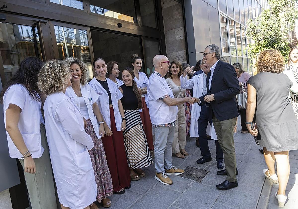 El consejero Pedreño saluda a trabajadores en la puerta del centro de salud de la calle San Agustín, donde ayer conoció las reformas en curso.