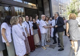 El consejero Pedreño saluda a trabajadores en la puerta del centro de salud de la calle San Agustín, donde ayer conoció las reformas en curso.