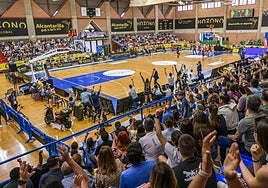Asistentes celebran el final de un partido del Jairis en el Fausto Vicent en una imagen de archivo.