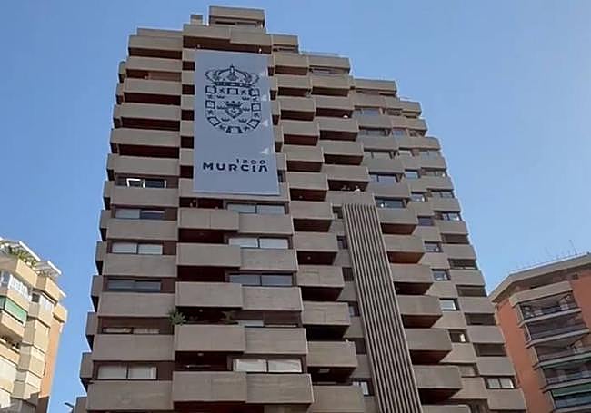La lona que cuelga del edificio Hispanía con la nueva identidad del 1.200 aniversario.