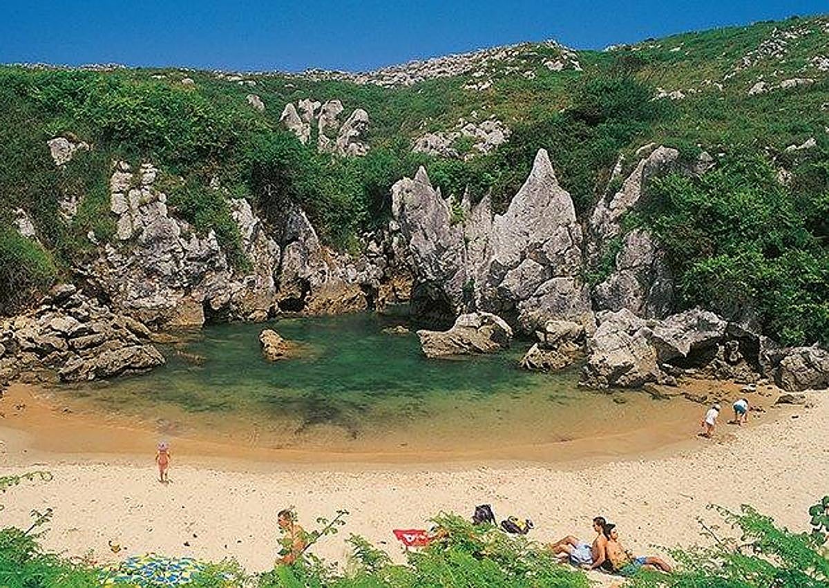 Imagen secundaria 1 - Visita la playa más pequeña de España: así es este paraíso oculto entre acantilados