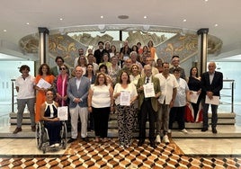 Foto de familia, ayer en la Asamblea, con el nuevo Estatuto de Autonomía con lectura fácil.