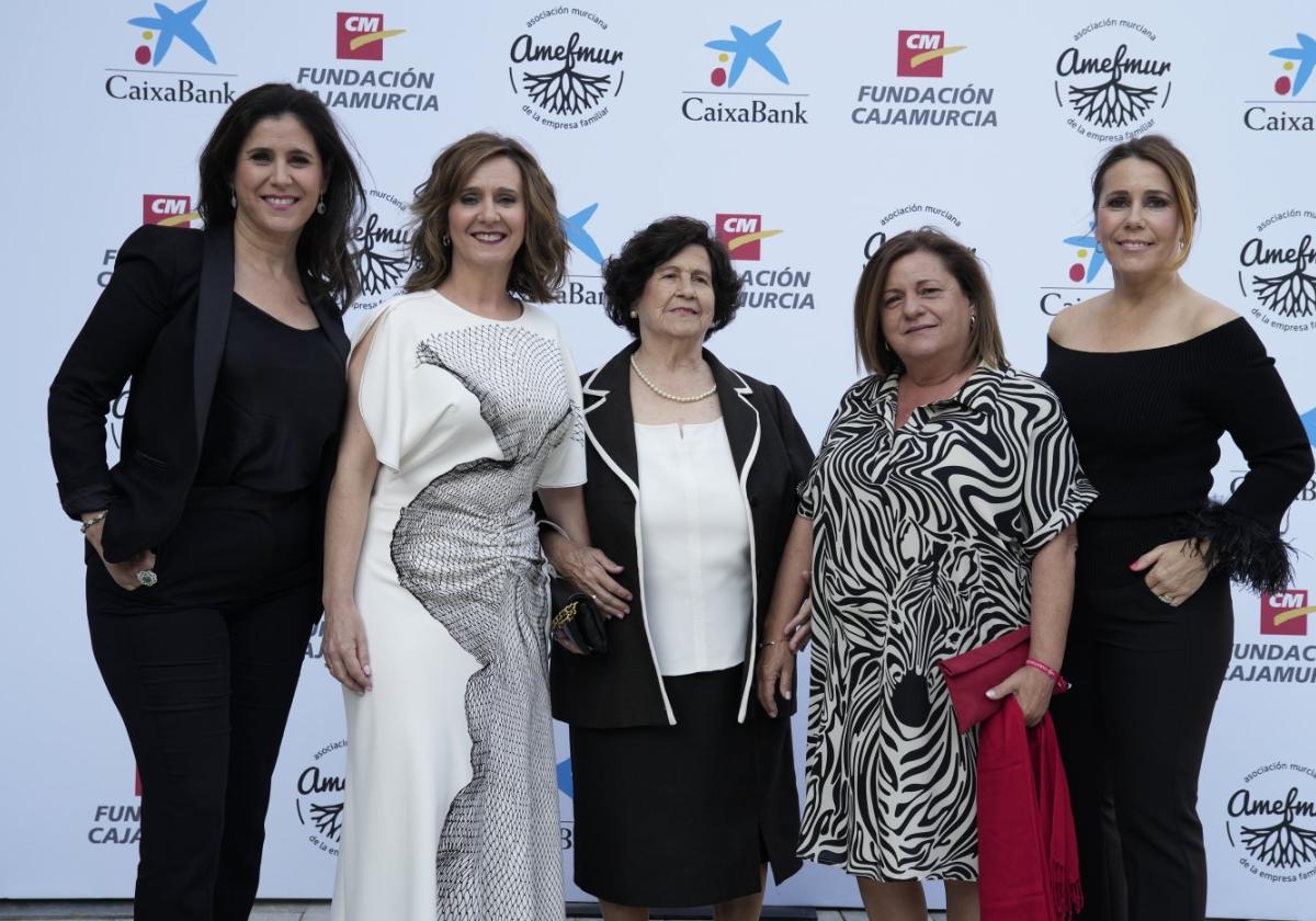 Luisa García con sus cuatro hijas: Luisa, Inma, Teresa y María Sánchez García.