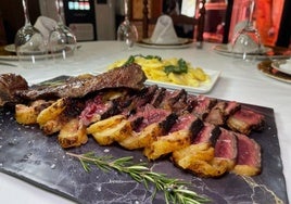 Cortan sus carnes al momento para conseguir el mejor resultado. Hacen sus carnes en barbacoa de leña de encina. Se distinguen por su gran variedad de carnes.