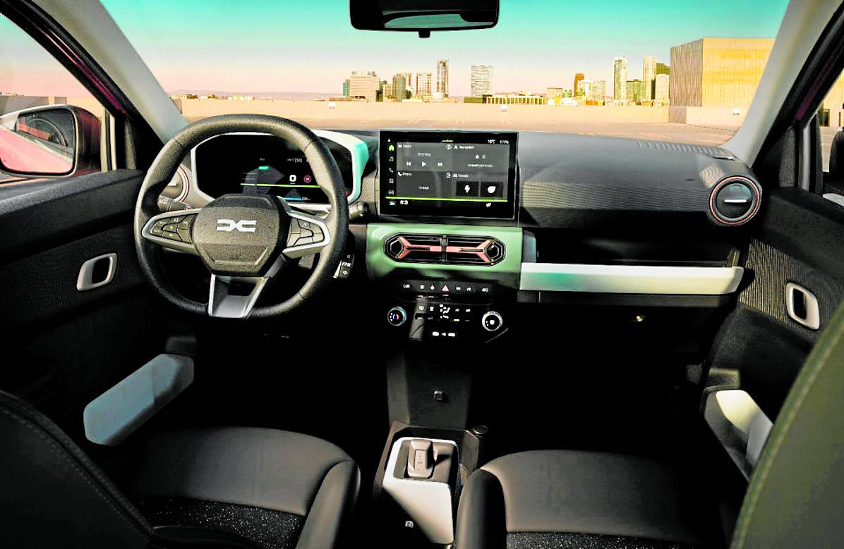 El salpicadero se ha reinventado por completo, para integrar el nuevo diseño interior de Dacia, que se distingue por una arquitectura mucho más horizontal.
