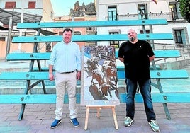 El edil de Festejos, Jesús Cano, y Fulgencio Pérez, junto al cartel.