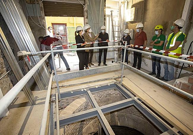 Visita de Arroyo y Castejón a las obras cuando se descubrió hace tres años el aljibe.