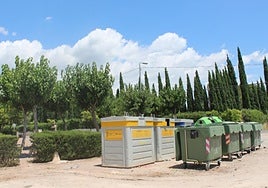 Contenedores de reciclaje en la zona del extrarradio de Totana.