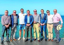 Ángel García, Alberto Cartelle, Carlos de la Tropical, Alejandro Cuerda, Tomás Martínez Pagán, Alberto de la Corte, Juan Pedro Martínez y Damián Romero, en la terraza del restaurante Miramar en San Javier.