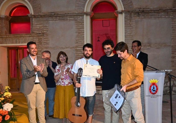 Bruno Pino posa con el diploma de campeón en el concurso de guitarra de Mula.