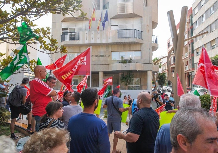 Los trabajadores de Acciona, este lunes, a las puertas del Ayuntamiento de Torrevieja.