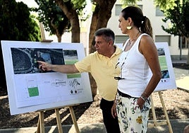 Un técnico explica el proyecto a la alcaldesa.