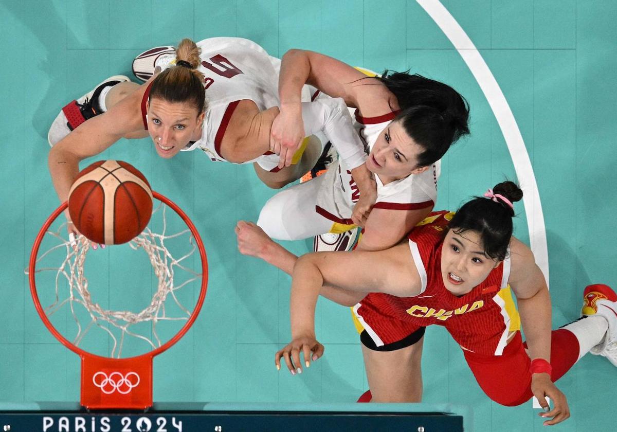 La murciana Laura Gil, en busca de un rebote, junto a su compañera Megan Gustafson y la china Li Yueru, ayer, en el triunfo de España (90-89).