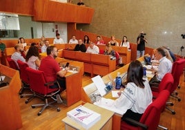 Concejales en el salón de plenos.