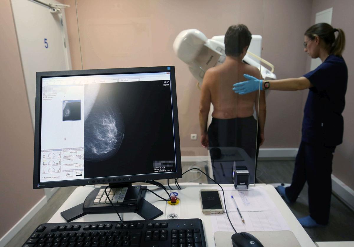 Una mujer se realiza una mamografía, en una imagen de archivo.