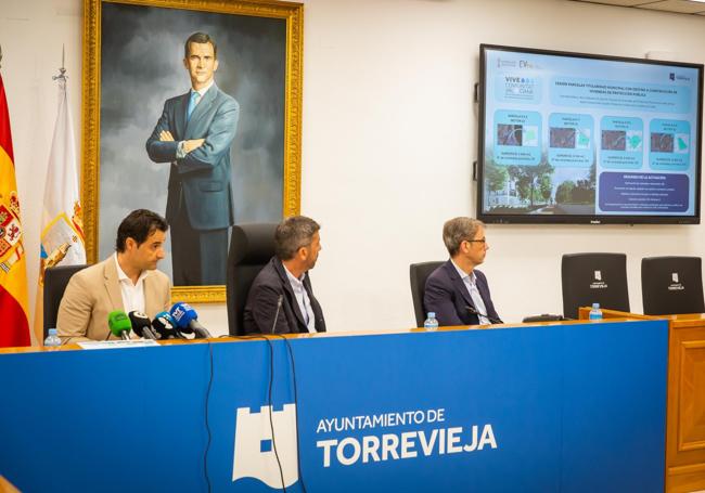 El alcalde, Eduardo Dolón, el president, Carlos Mazón, y el secretario autonómico, Sebastián Fernández, durante la presentación del Plan Vive, este martes, en el salón de plenos del Ayuntamiento de Torrevieja.