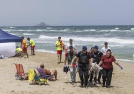 Agentes proceden al levantamiento del cadáver tras rescatarlo del agua este martes.