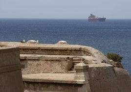 El 'Banglar Agradoot', fondeado ayer frente a Cartagena.