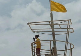 Imagen de archivo de una playa con bandera amarilla, en la Región.