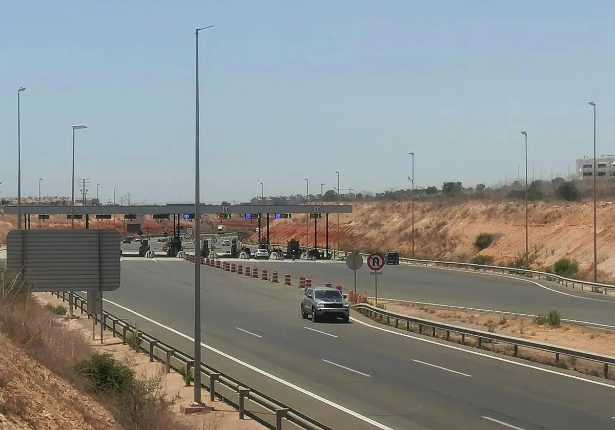 Coches circulan por el peaje de La Zenia-Villamartín, en la AP-7 a su paso por Orihuela Costa.