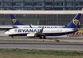 Un avión de Ryanair se prepara para despegar.