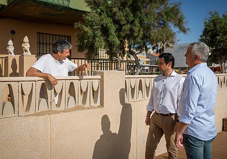 El alcalde, Eduardo Dolón, y el edil de Playas, Antonio Vidal, atienden las dudas y quejas de un vecino de La Mata.