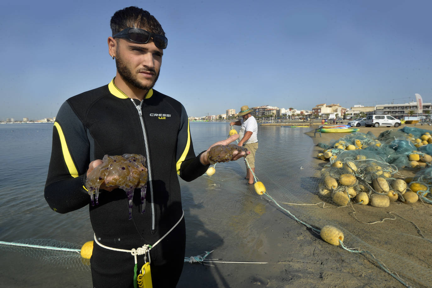 Las redes antimedusas colocadas en el Mar Menor, en imágenes