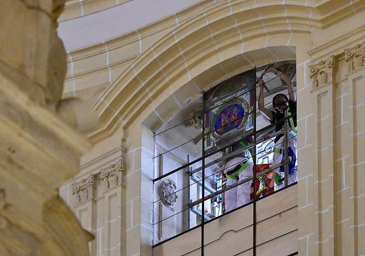 Inicio ayer de la colocación de la vidriera central de la Catedral, dedicada a la Fuensanta, tras su restauración en un taller de Segovia.
