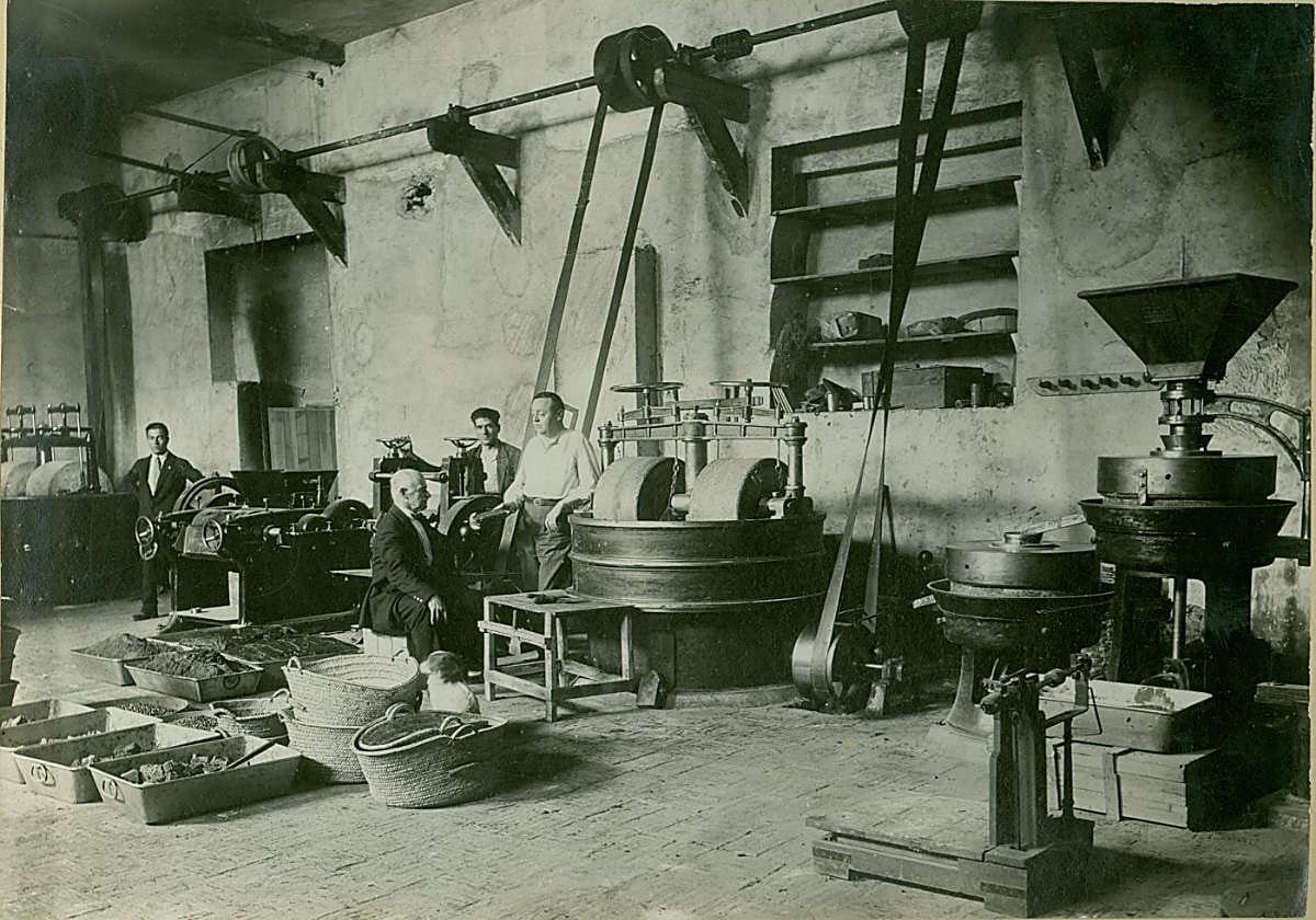 Factoría de Esteva Canet (concamisa blanca) en Alcantarillaa principios del siglo XX.