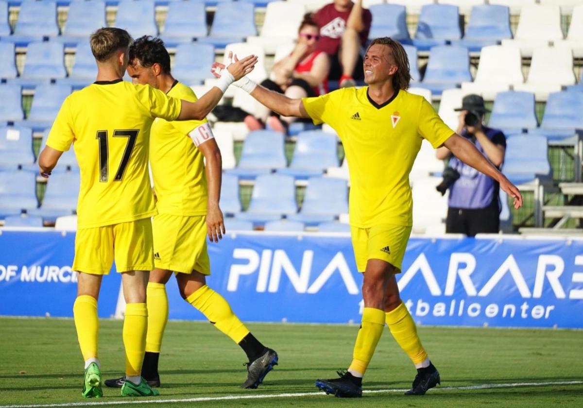 Pedro Benito, a la derecha, es felicitado por Antonio Toral tras marcar el 1-0 en el amistoso ante el Ibiza en Pinatar Arena.