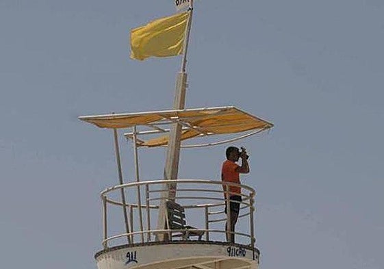 Bandera amarilla en una playa de la Región, en una imagen de archivo.