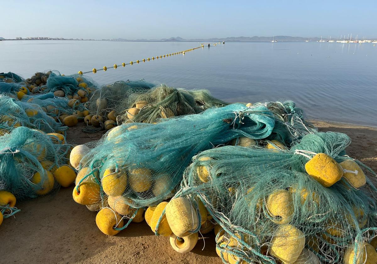 Redes antimedusas preparadas para su colocación esta mañana en la playa de La Mota, en San Pedro.