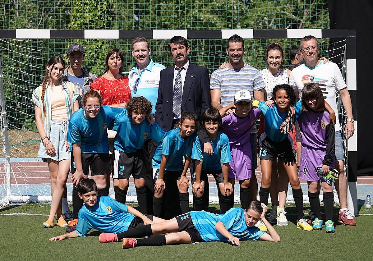 Los protagonistas de 'Los futbolísimos y el misterio del tesoro pirata' con el director de la película Miguel Ángel Lamata.