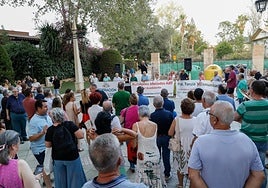 Concentración vecinal junto al paso a nivel, ayer.