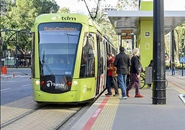 Pasajeros subiendo al tranvía en la plaza Circular de Murcia.