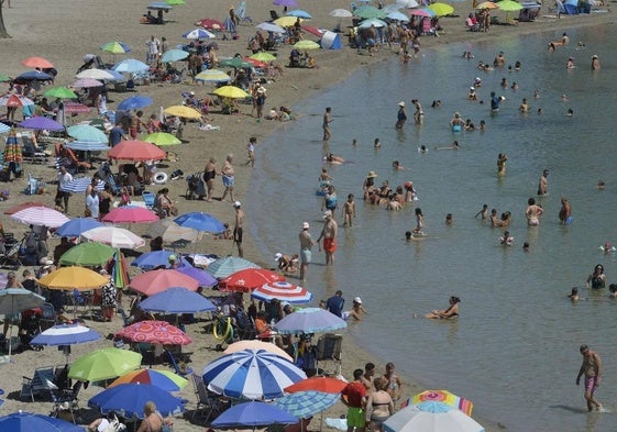 Bañistas en una playa de la Región de Murcia.