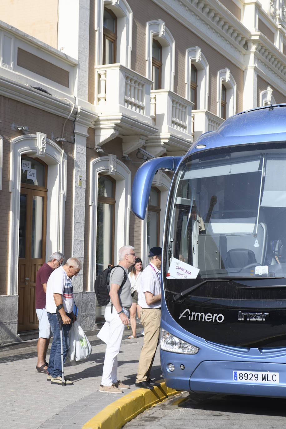 El traslado de viajeros entre Murcia y Cartagena por las obras del AVE, en imágenes