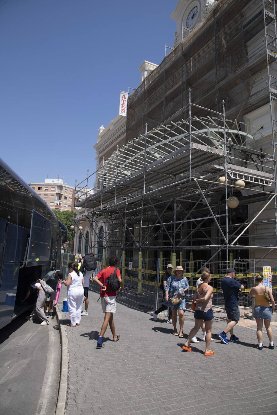 El traslado de viajeros entre Murcia y Cartagena por las obras del AVE, en imágenes