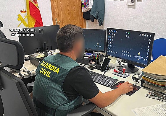 Un agente de la Guardia Civil durante la investigación.