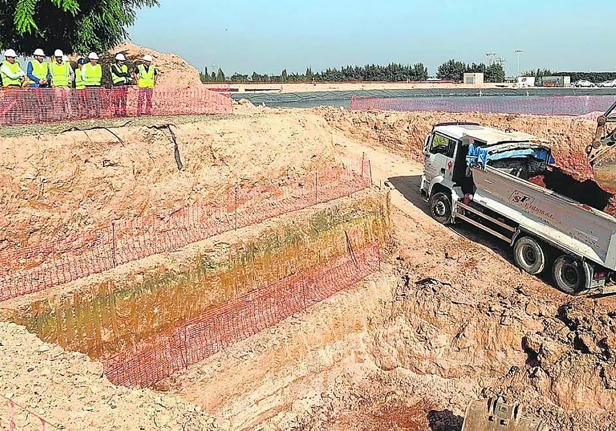 Antiguos movimientos de tierra para el nuevo tanque de tormentas en la estación depuradora de San Javier, en una imagen de archivo.