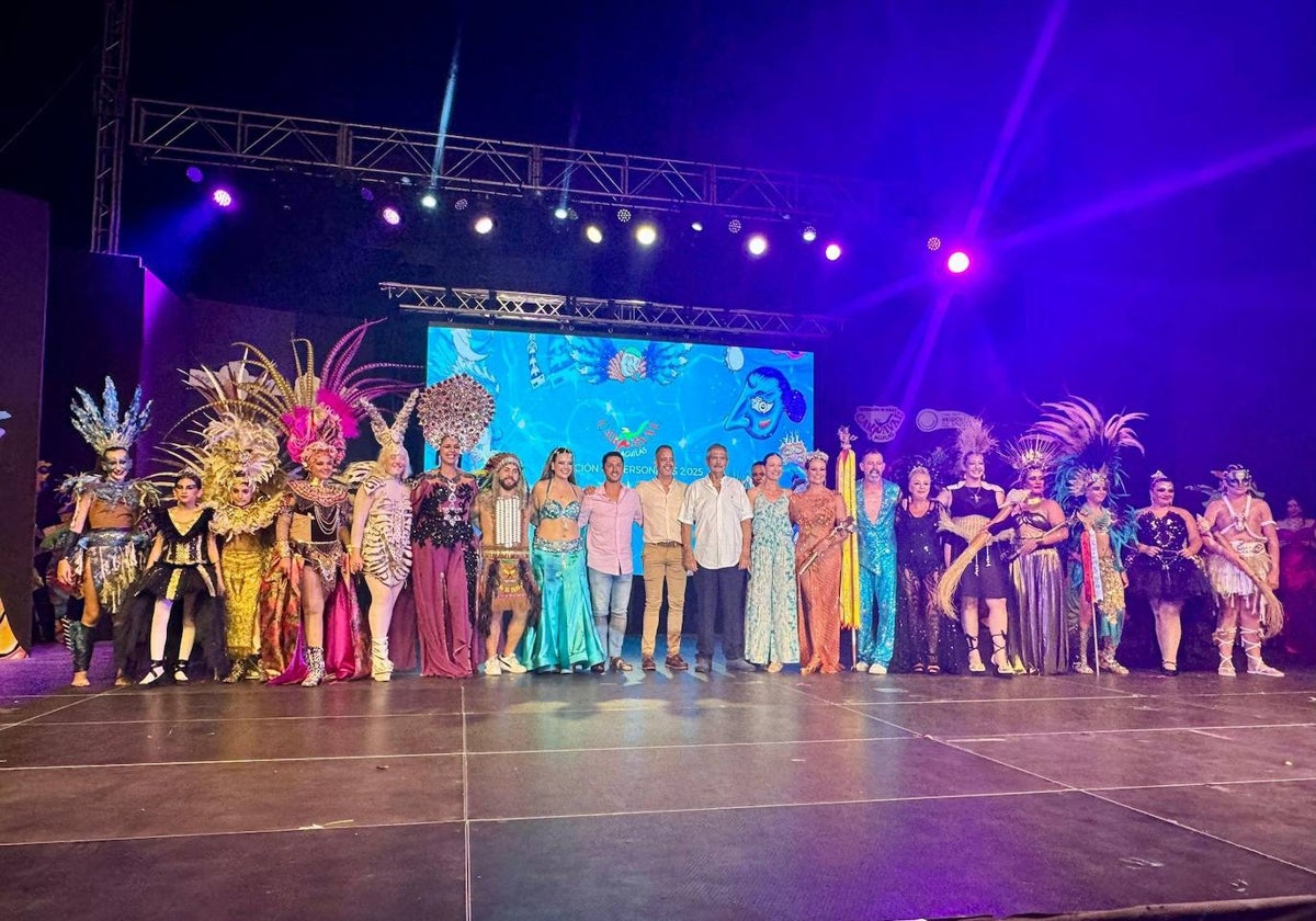 Foto de familia de los personajes con las autoridades municipales y festeras, acompañadas por el director general de Competitividad y Calidad Turísticas, Patricio Sánchez.