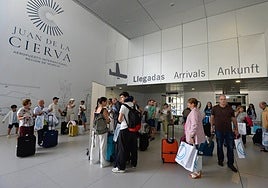 Viajeros en el aeropuerto de la Región, el mes pasado.