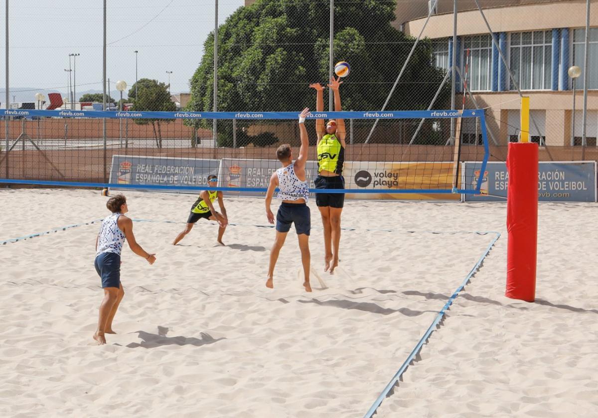 Deportistas practican en el Centro Internacional de Lorca.