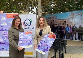 La concejala de la Mujer (d) y una técnico de su departamento presentan la programación para conmemorar el 25N.