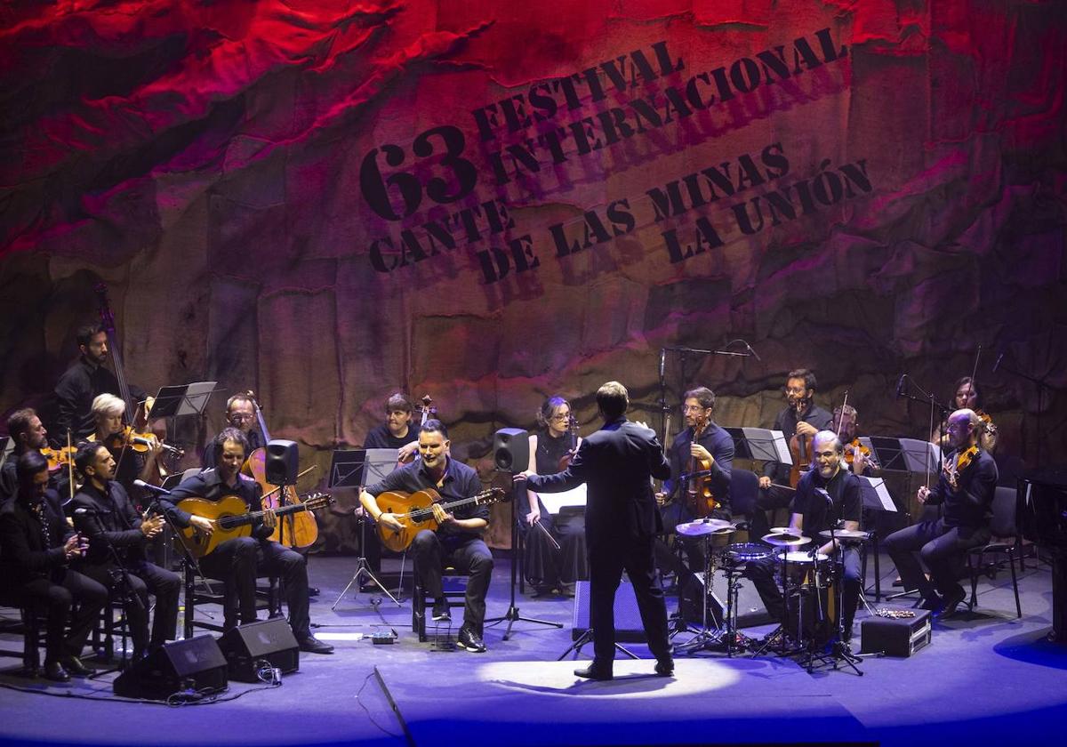 Un momento de la actuación de Carlos Piñana y la Orquesta Sinfónica en el Cante de las Minas.