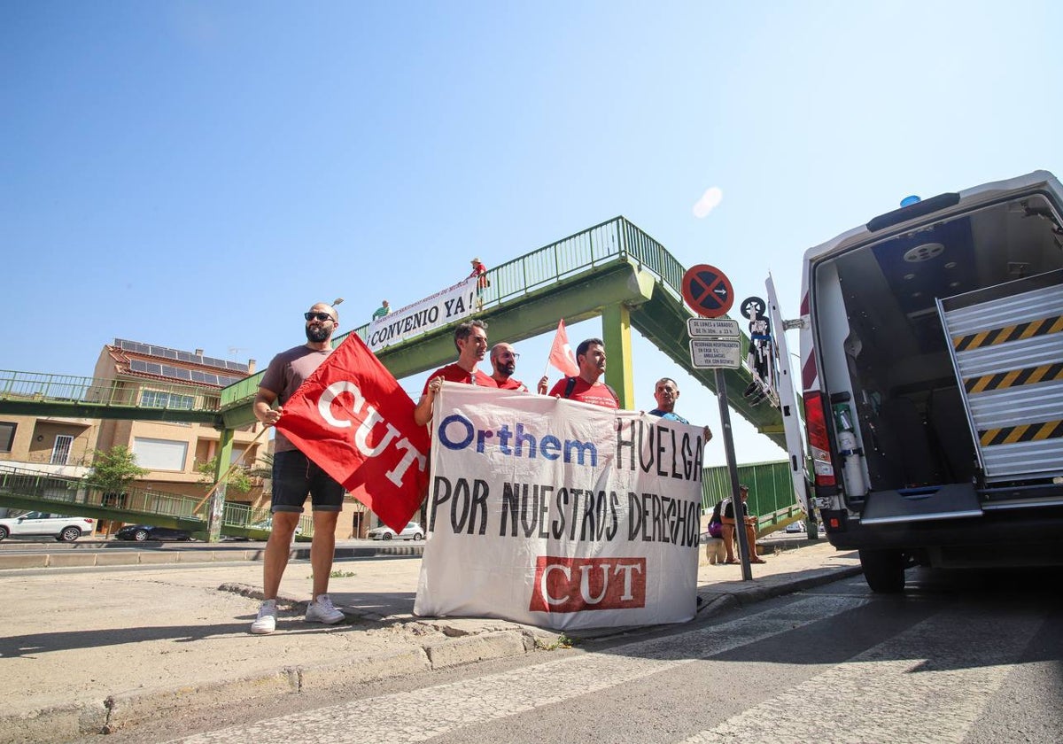 Trabajadores del sector sanitario, este lunes durante una protesta en El Palmar, junto a La Arrixaca.